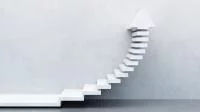 Weiße Treppe wird zu Pfeil nach oben.